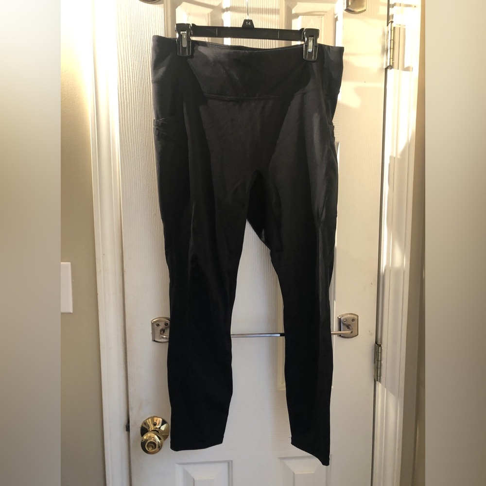 Fabletics leggings with side pocket and mesh
